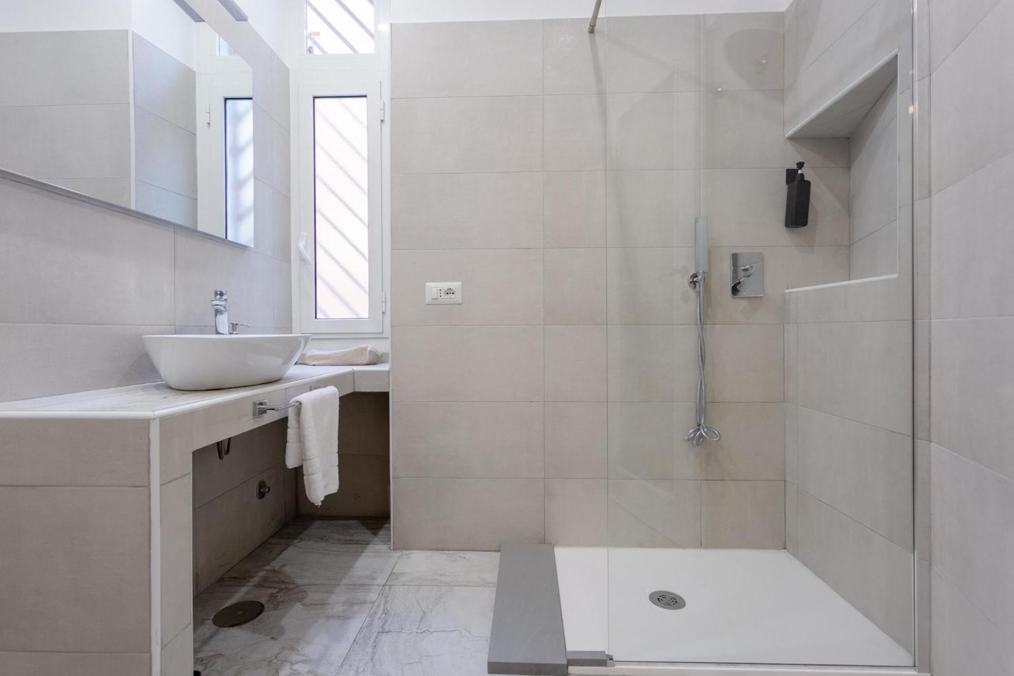 Apartment 5 Bdrms Rom